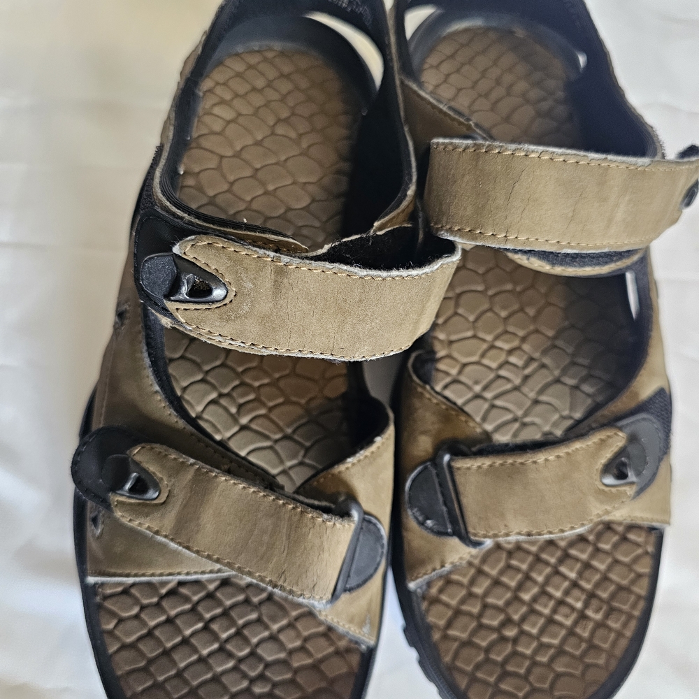 Faded Glory Men's Brown and Black Sandals - Picture 4 of 16